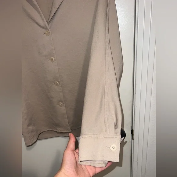 Aritzia Wilfred flowy button-up (olive beige) size 2XS - Picture 4 of 5